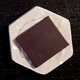 Musta Suomen vaakuna, kuusikulmio, keraaminen magneetti (2,5 cm)